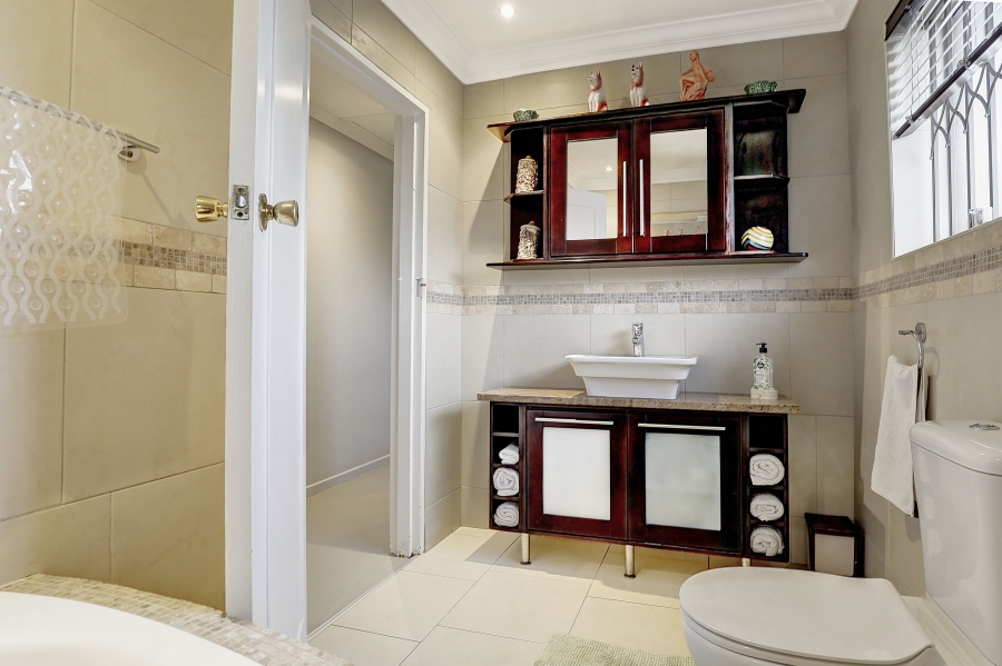 4 Bedroom Property for Sale in Everglen Western Cape